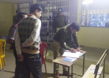 *देर रात स्ट्रांग रूम किया चेक