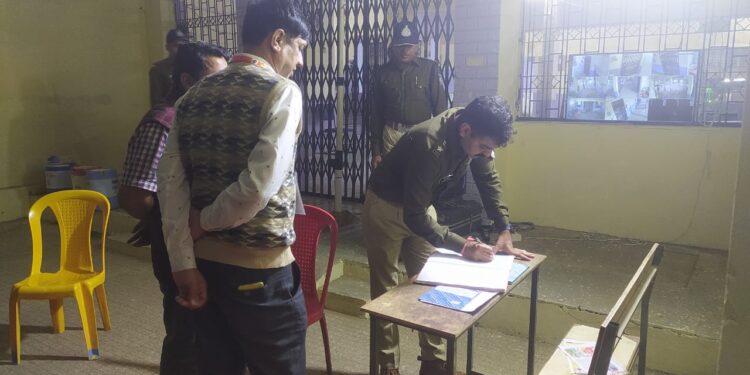 *देर रात स्ट्रांग रूम किया चेक