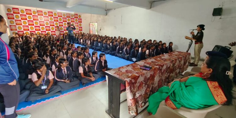 थाना अंजड पुलिस  द्वारा मॉडर्न पब्लिक स्कूल में जागरूकता कार्यक्रम का आयोजन किया गया