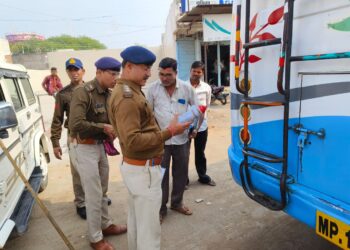 गुना में हुई घटना को देखते हुए कुक्षी पुलिस द्वारा बसों की चैकिंग के दौरान कुल 25 वाहनो के चालान बनाकर 12500 रुपये का शमन शुल्क वसूला गया