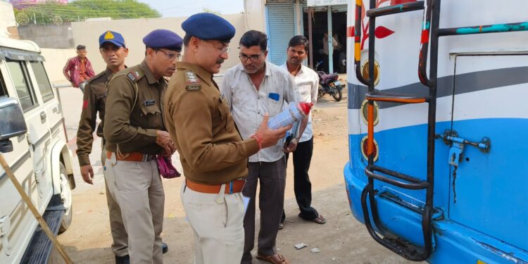 गुना में हुई घटना को देखते हुए कुक्षी पुलिस द्वारा बसों की चैकिंग के दौरान कुल 25 वाहनो के चालान बनाकर 12500 रुपये का शमन शुल्क वसूला गया
