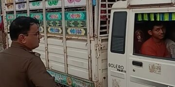 थाना पाटी पुलिस द्वारा पिक अप वाहन में सवारियों का परिवहन करने वाले वाहन को किया जप्त चालक के विरुद्ध किया प्रकरण तैया