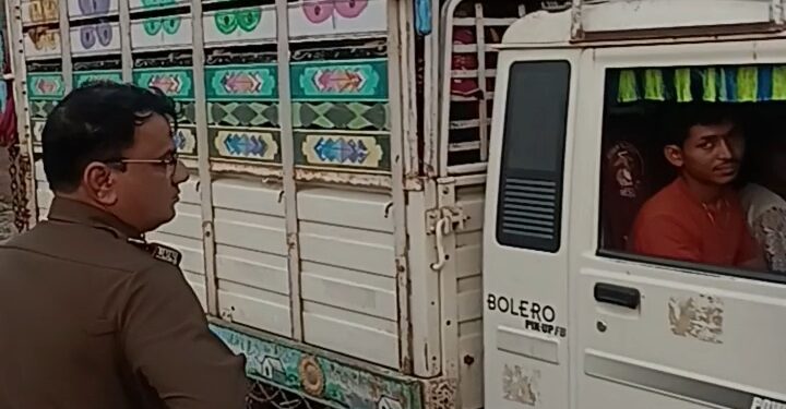 थाना पाटी पुलिस द्वारा पिक अप वाहन में सवारियों का परिवहन करने वाले वाहन को किया जप्त चालक के विरुद्ध किया प्रकरण तैया