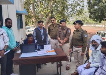 सड़क सुरक्षा जागरूकता अभियान के अंतर्गत यातायात पुलिस द्वारा थाना पार्टी क्षेत्र के ग्रामीण महिला ओर पुरुषों के लिए आरटीओ के सहयोग से 300 से अधिक निशुल्क लाइसेंस बनवाए गए*