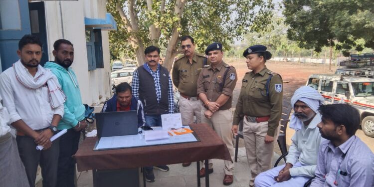 सड़क सुरक्षा जागरूकता अभियान के अंतर्गत यातायात पुलिस द्वारा थाना पार्टी क्षेत्र के ग्रामीण महिला ओर पुरुषों के लिए आरटीओ के सहयोग से 300 से अधिक निशुल्क लाइसेंस बनवाए गए*