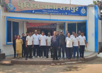 थाना राजपुर पुलिस स्टाफ द्वारा साफ सफाई अभियान के तहत पूरे थाना भवन व परिसर की साफ सफाई की गई