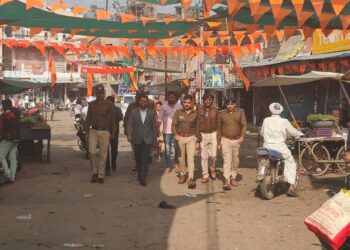 पुलिस अधीक्षक पुनीद गहलोत ने पुलिस बल के साथ किया पैदल भ्रमण* *सुरक्षा व्यवस्था का लिया जायजा