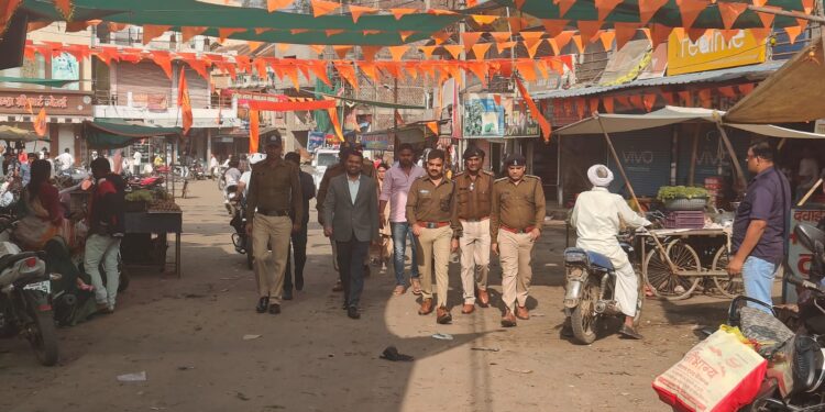 पुलिस अधीक्षक पुनीद गहलोत ने पुलिस बल के साथ किया पैदल भ्रमण* *सुरक्षा व्यवस्था का लिया जायजा