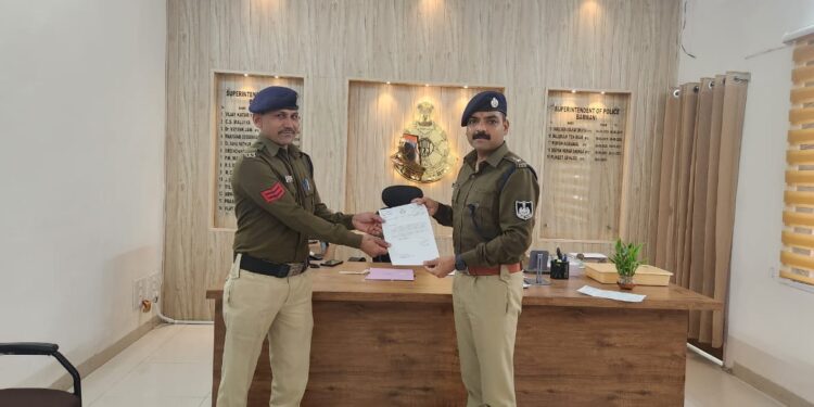 उत्कृष्ट विवेचना के लिए टी0आई0 व प्रधान आरक्षक को एस पी ने किया सम्मानित