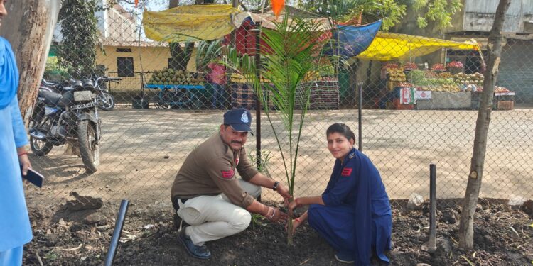 थाना पानसेमल पुलिस द्वारा साफ सफाई कर थाना परिसर मे पौधारोपण किया गया