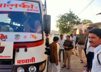 क्षमता से अधिक 25 सवारी बिठाने पर साईं पालकी बस का यातायात पुलिस ने काटा ₹5000 का चालान