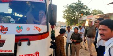 क्षमता से अधिक 25 सवारी बिठाने पर साईं पालकी बस का यातायात पुलिस ने काटा ₹5000 का चालान