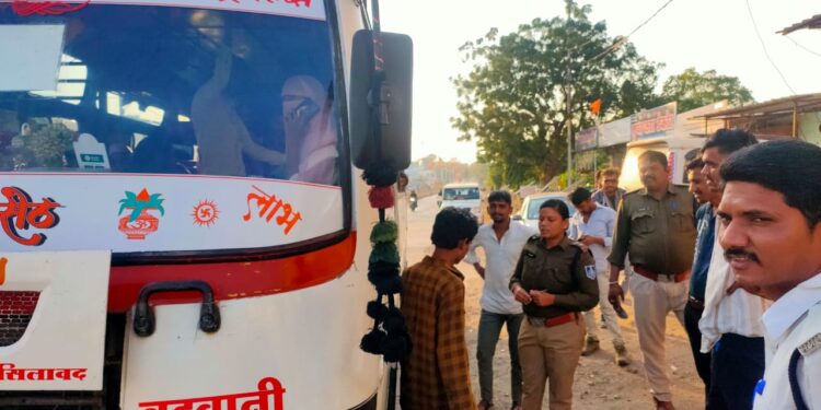 क्षमता से अधिक 25 सवारी बिठाने पर साईं पालकी बस का यातायात पुलिस ने काटा ₹5000 का चालान