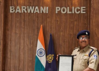 उत्कृष्ट विवेचना के लिए ए एस आई को एस पी ने किया सम्मानित