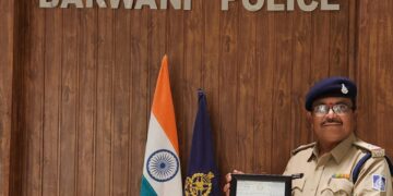 उत्कृष्ट विवेचना के लिए ए एस आई को एस पी ने किया सम्मानित