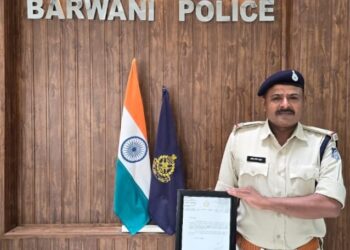 उत्कृष्ट विवेचना के लिए एस आई को ए एस पी ने किया सम्मानित