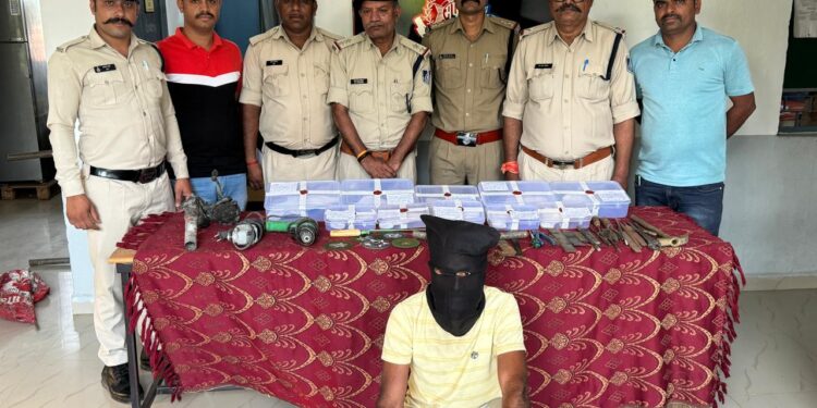 थाना वरला पुलिस द्वारा अवैध हथियार बनाने के कारखाने पर दबिश देकर सिकलीगर को किया गिरफ्तार।*