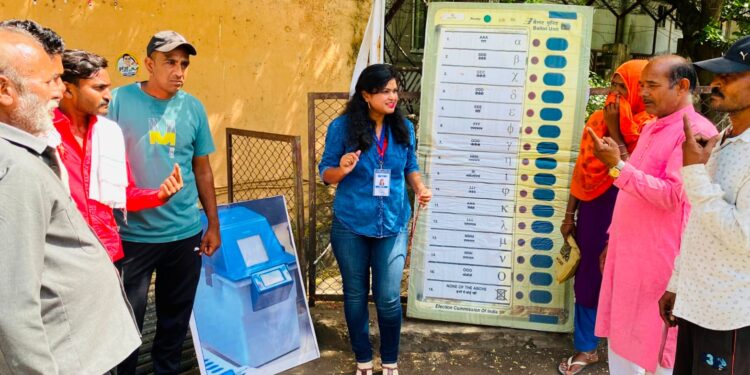 आ रही है मतदान की घड़ी, जागरूकता के लिये जोड़े कड़ी –सारिका