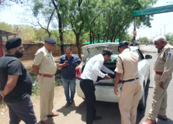 पुलिस टीमों द्वारा भारी वाहन, बस, कार आदि वाहनों की सघन तलाशी चेकिंग की जा रही है l