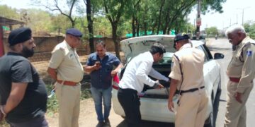 पुलिस टीमों द्वारा भारी वाहन, बस, कार आदि वाहनों की सघन तलाशी चेकिंग की जा रही है l