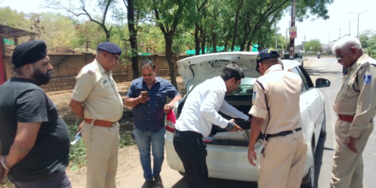 पुलिस टीमों द्वारा भारी वाहन, बस, कार आदि वाहनों की सघन तलाशी चेकिंग की जा रही है l
