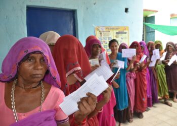 पलायन पर गये मजदूरो ने निभाया लोकतंत्र के प्रति अपना फर्ज