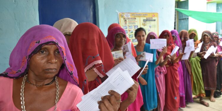 पलायन पर गये मजदूरो ने निभाया लोकतंत्र के प्रति अपना फर्ज