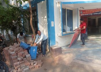 पुलिस कर्मियों ने स्वच्छता के लिए किया श्रमदान