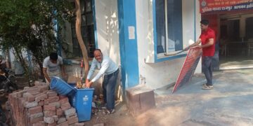 पुलिस कर्मियों ने स्वच्छता के लिए किया श्रमदान