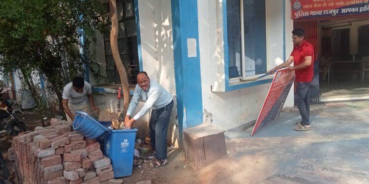 पुलिस कर्मियों ने स्वच्छता के लिए किया श्रमदान