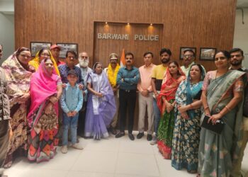 सेवा निवृत्ति पर एस पी ने शाल, श्रीफल व स्मृति चिन्ह भेट कर दी शुभकामनाएं