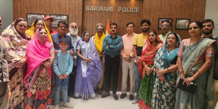 सेवा निवृत्ति पर एस पी ने शाल, श्रीफल व स्मृति चिन्ह भेट कर दी शुभकामनाएं