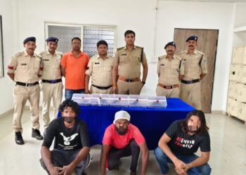 पांच पिस्टल के साथ तीन गिरफ्तार