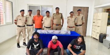 पांच पिस्टल के साथ तीन गिरफ्तार