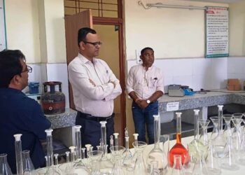 कलेक्टर ने मिट्टी परीक्षण प्रयोगशाला का किया निरीक्षण