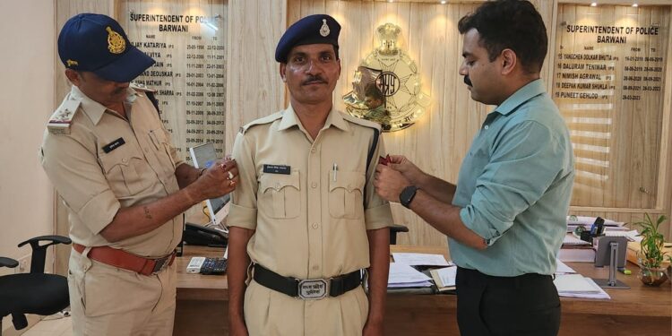 आरक्षक से कार्यवाहक प्रधान आरक्षक पदोन्नति पर एस पी ने दी बधा