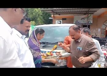 नए कचरा वाहनों की पूजा अर्चना कर जनता को किया समर्पित