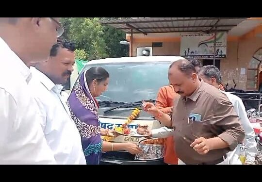 नए कचरा वाहनों की पूजा अर्चना कर जनता को किया समर्पित