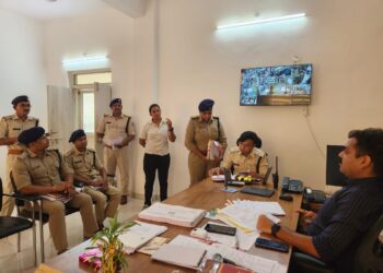 जन सुनवाई में शिकायतकर्ताओं को पुलिस अधीक्षक बड़वानी श्री पुनीत गेहलोद ने सुनी शिकायतें