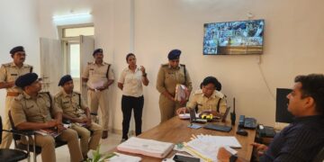 जन सुनवाई में शिकायतकर्ताओं को पुलिस अधीक्षक बड़वानी श्री पुनीत गेहलोद ने सुनी शिकायतें