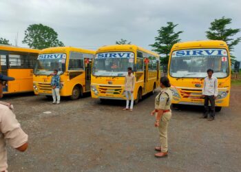 यातायात पुलिस द्वारा स्कूल बसों की सुरक्षा जांच अभियान।