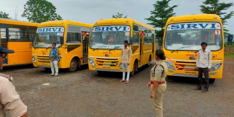 यातायात पुलिस द्वारा स्कूल बसों की सुरक्षा जांच अभियान।