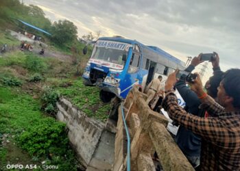 थाना जुलवानिया पुलिस व्दारा अनियंत्रित बस पुल से टकराने की सूचना पर त्वरित कार्यवाही करते हुए यात्रियो को सुरक्षित निकाला