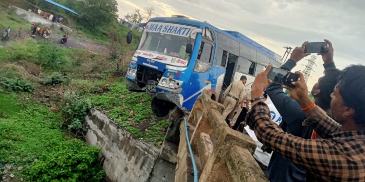 थाना जुलवानिया पुलिस व्दारा अनियंत्रित बस पुल से टकराने की सूचना पर त्वरित कार्यवाही करते हुए यात्रियो को सुरक्षित निकाला