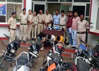 पुलिस थाना बड़वानी ने किया वाहन चोरी का खुलासा, आरोपियों को गिरफ्तार कर 11 दो पहिया वाहन व 16 मोबाईल फोन किए जप्त