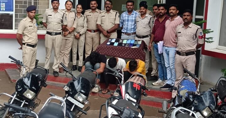पुलिस थाना बड़वानी ने किया वाहन चोरी का खुलासा, आरोपियों को गिरफ्तार कर 11 दो पहिया वाहन व 16 मोबाईल फोन किए जप्त