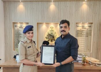 उत्कृष्ट विवेचना कर बलात्संग के आरोपी को सजा दिलवाने पर विवेचक उप निरीक्षक माया अलावा को एस पी ने किया सम्मानित