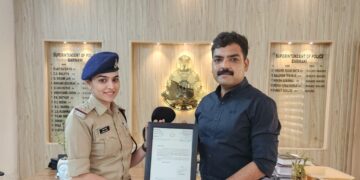 उत्कृष्ट विवेचना कर बलात्संग के आरोपी को सजा दिलवाने पर विवेचक उप निरीक्षक माया अलावा को एस पी ने किया सम्मानित