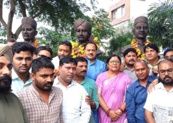 आजादी महोत्सव के अंतर्गत केंद्रीय राज्यमंत्री श्रीमती सावित्री ठाकुर ने अमर शहीदों की प्रतिमा पर दुग्धाभिषेक तथा स्वच्छता अभियान कर माल्यार्पण किया