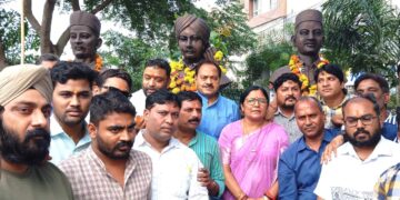 आजादी महोत्सव के अंतर्गत केंद्रीय राज्यमंत्री श्रीमती सावित्री ठाकुर ने अमर शहीदों की प्रतिमा पर दुग्धाभिषेक तथा स्वच्छता अभियान कर माल्यार्पण किया